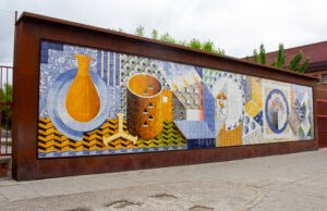 Cuatro talleres talaveranos colaboran en un proyecto cerámico con Anseong Mural cerámico de Talavera con motivos de alfarería