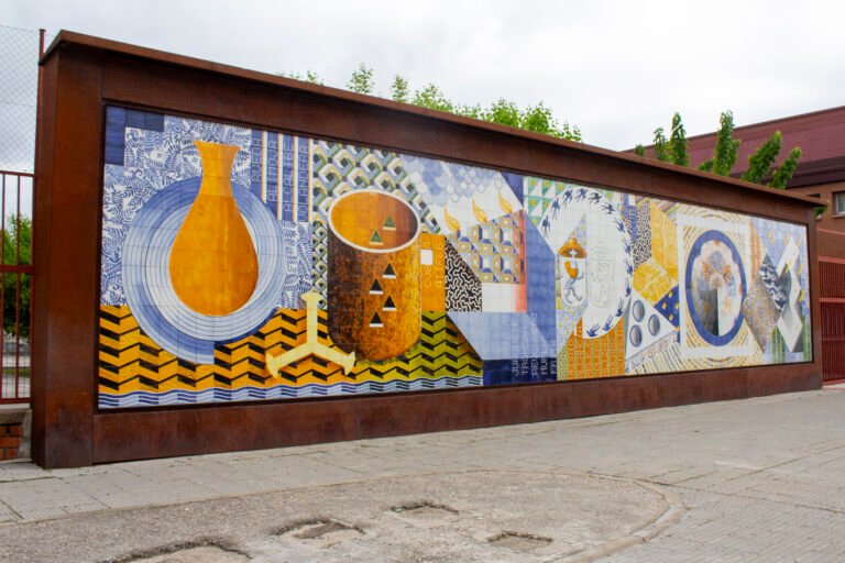 Mural cerámico de Talavera con motivos de alfarería