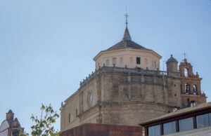 Los bomberos regresan al Claustro de los Canónigos tras reavivarse un incendio Exterior de la iglesia de Santa Catalina de Talavera de la Reina