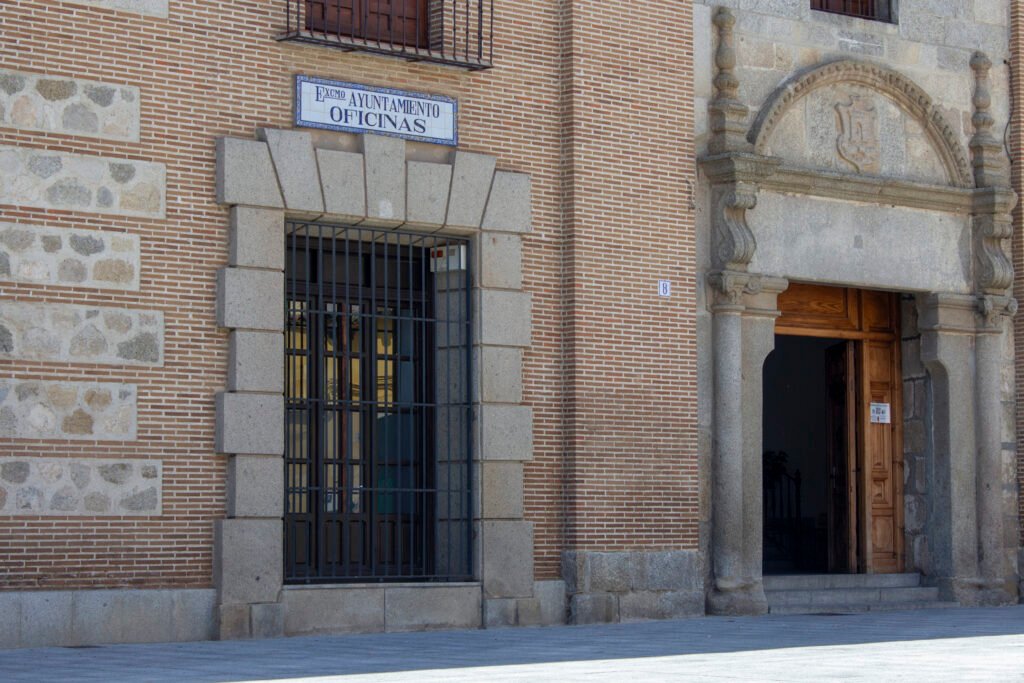 Fachada de las oficinas del Ayuntamiento de Talavera de la Reina