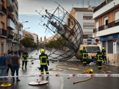 Fuerte viento derriba antena y obliga al cierre temporal de la calle Alfares en Talavera